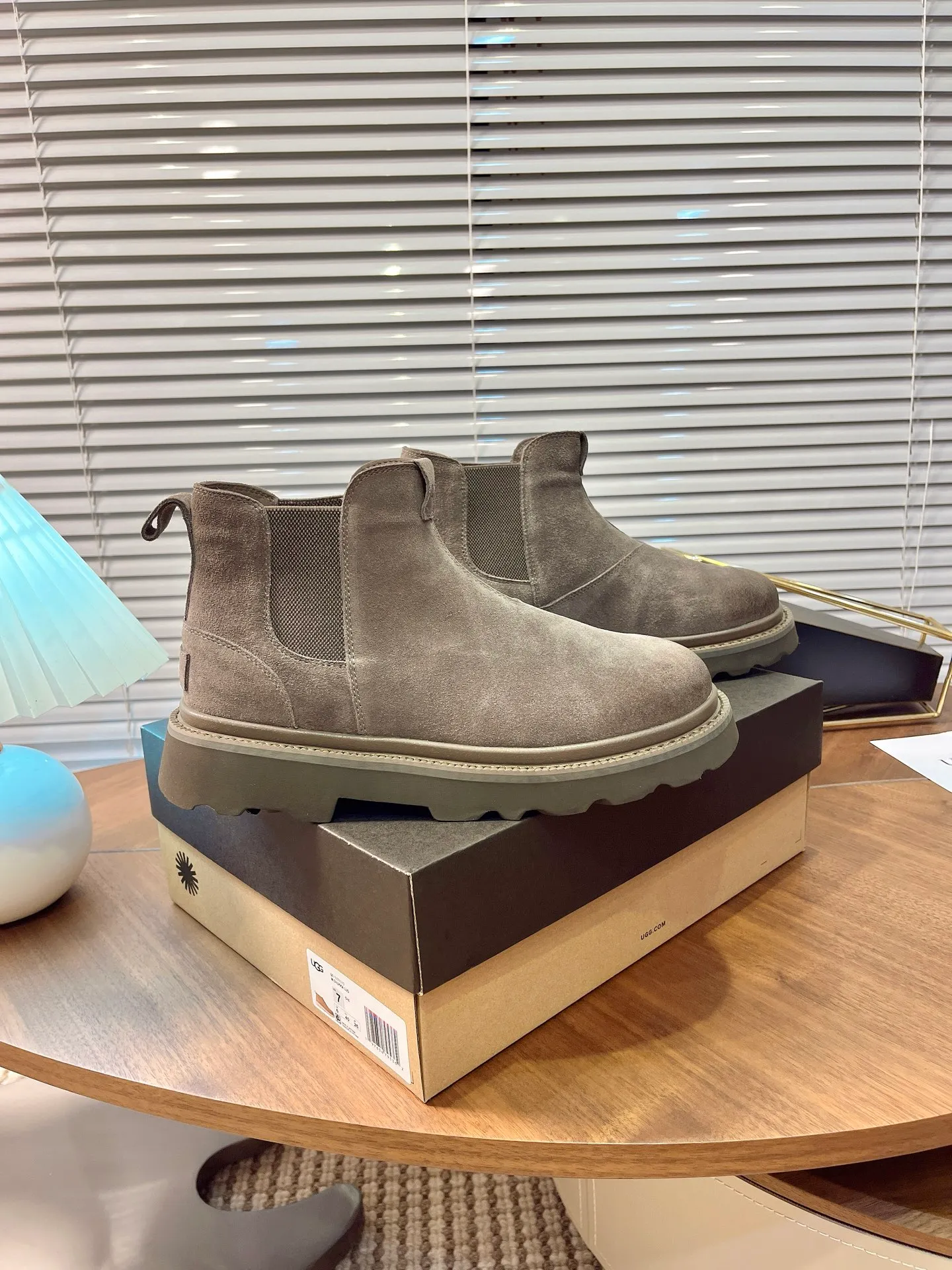 【UGG】 P: 600💰 Size: 40 to 44 (45 custom-made) 2025 new style 𝑼𝑮𝑮•Men's ◾️. Winter snow boots and fur shoes. The matching coefficient is also 100%. 💥Good-looking✨Fully fashionable and stylish when worn. 📈 Lager casual boots, lace-up style. The heels are decorated with hot embossed brand logos. Item No.: 1171113 Upper: high-quality cow suede Lining: sheepskin imported from Australia 🐑The inner lining is made of Australian lamb wool Outsole: EVA non-slip outsole.